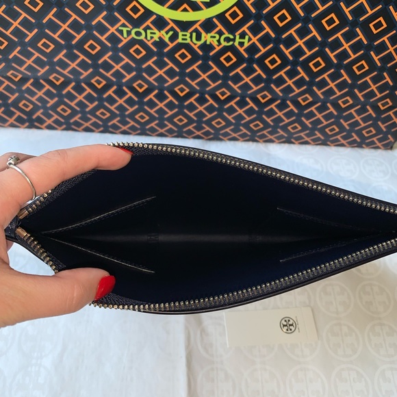 Tory Burch Block T Travel Medium Pouch Navy - Picture 4 of 4